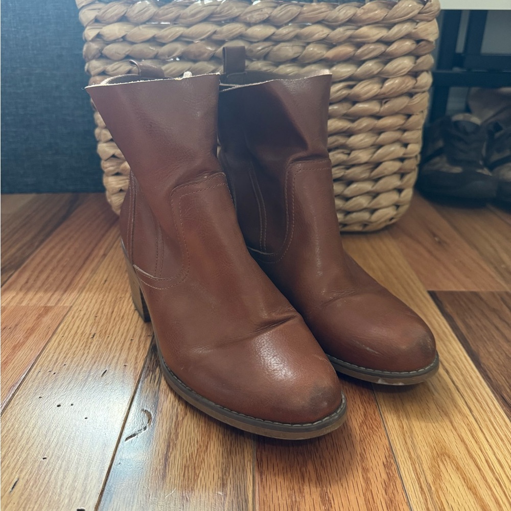 DONATED! Leather boot !